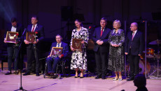 Karolina Kasprzycka, Andrzej Janowski, Mirosław Gębski, Łukasz Długosz Na Scewnie W Raz Z Wicemarszałkami Renatą Janik I Markiem Bogusławskim Oraz Andrzejem Prusiem