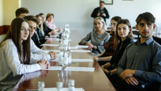 Młodzież siedzi na spotkaniu