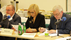 Marek Bogusławski, Renata Janik I Andrzej Bętkowski Podpisują Dokumenty