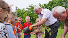 Marek Jońca Posadził Krzewy Na Terenie Przedszkola Samorządowego W Sędziszowie (4)