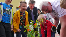 Marek Jońca Posadził Krzewy Na Terenie Przedszkola Samorządowego W Sędziszowie (6)