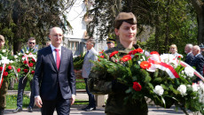 Wiceminister Piotr Wawrzyk składa wieniec pod pomnikiem powstańców listopadowych.