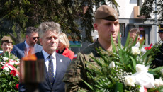 Senator RP Krzysztof Słoń zbliza się do pomnika powstańców z wieńcem