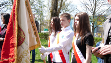 Uczniowie ze Szkoły Podstawowej nr 13 w Kielcach trzymają sztandar