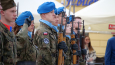 Z karabinami stoją żołnierze z kompanii Technikum Zawodowego w Kielcach