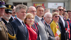 Senator Słoń, wiceminister Krupka i poseł Krzysztof Lipiec patrzą na maszt