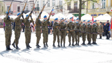 Żołnierze oddają salwe honorową