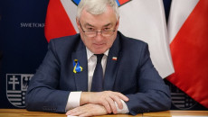 Marszałek Andrzej Bętkowski siedzi za stołem