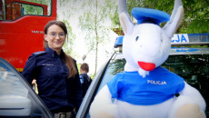 Policjantka A Obok Niej Policyjny Koziołek Maskotka Pluszowa