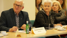 Ryszard Nosowicz I Kobieta Siedzą Za Stołem
