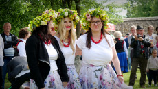 Trzy Kobiety W Wiankach Na Głowach