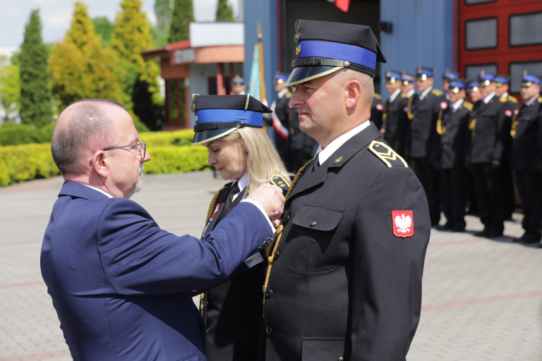 Wicemarszałek Marek Bogusławski Wręcza Strażakom Podznaczenia.