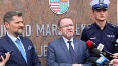 Mówi Wicemarszałek Marek Bogusławski Obok Dyrektor Krzysztof Ołownia I Podkomisarz Mariusz Bednarski