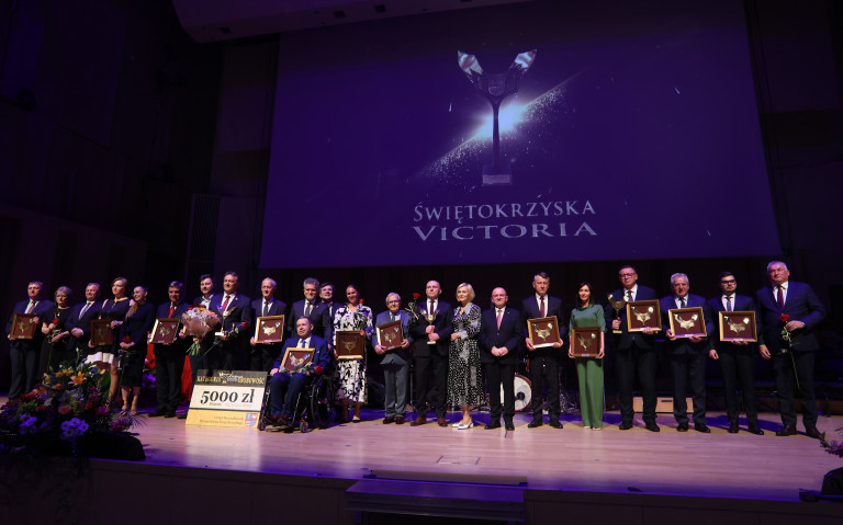 Nominowani I Laureaci Nagrody Oraz Przedstawiciele Samorządu Województwa Na Scenie