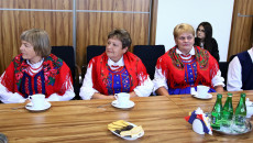 4 Osoby Z Kgw Siedzą Za Stołem W Sali Urzędu Marszałkowskiego