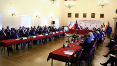 Uczestnicy spotkania siedzą przy stołach