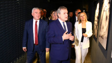 Andrzej Bętkowski, Piotr Gliński Oraz Kobieta W Białym Stroju Oglądają Ekspozycję