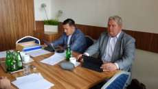 Radni Waldemar Wrona i Maciej Gawin siedzą przy stole