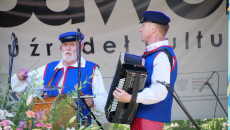 Dwóch Muzyków W Strojach Ludowych Gra Na Scenie