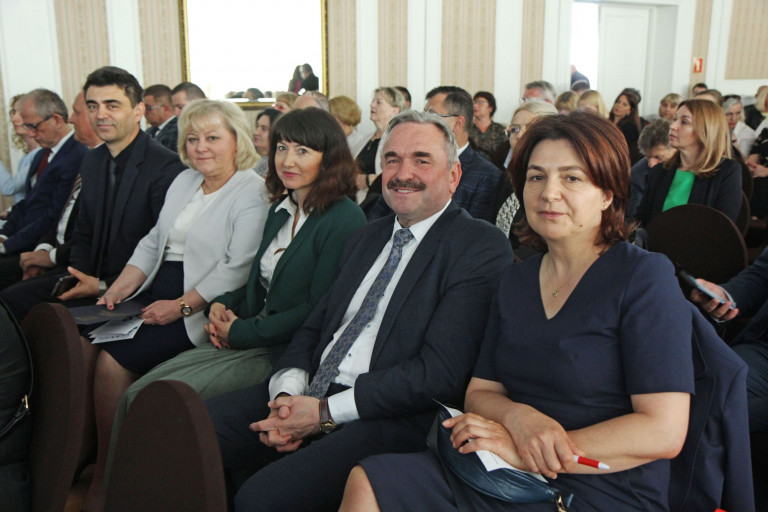 Dyrektor Bilska Siedzi Na Konferencji