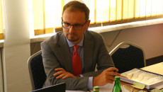 Dyrektor Tomasz Janusz Referuje Sprawozdanie