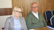 Dyrektorzy Elzbieta Ząbek I Tomasz Hałatkiewicz Słuchają Raportu O Stanie Województwa