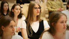 Grupa Dziewcząt Siedzi W Sali Filharmonii Świętokrzyskiej