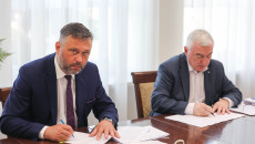 Marszałek Andrzej Bętkowski oraz członek Zarządu Tomasz Jamka podpisali umowę, dotyczącą uruchomienia nowych połączeń