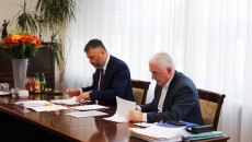 Marszałek Andrzej Bętkowski oraz członek Zarządu Tomasz Jamka podpisali umowę, dotyczącą uruchomienia nowych połączeń