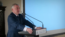 Andrzej Bętkowski przemawia do mikrofonu