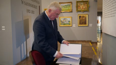 Andrzej Bętkowski przegląda dokumenty