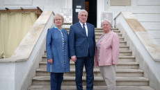 Andrzej Bętkowski i dwie kobiety stoją na schodach zamku