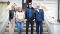 Andrzej Bętkowski, Maria Fidzińska-Dziurzyńska i dwójka innych skarbników na schodach zamku