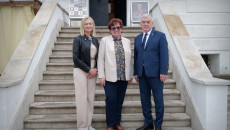 Andrzej Bętkowski, Maria Fidzińska-Dziurzyńska i jeszcze inna kobieta na schodach zamku