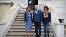 Andrzej Bętkowski i dwie kobiety na schodach zamku