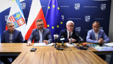 Przemawia Andrzej Bętkowski, Obok Siedzą Tomasz Jamka, Piotr Kisiel Oraz Jerzy Kapłon