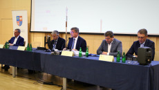 Stół Prezydialny Podczas Sesji Sejmiku