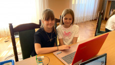 Dziewczynki przt laptopie