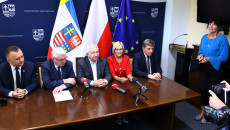 Marszałek i wicemarszałek oraz poseł na Sejm i przewodniczący Sejmiku na chwilę przed podpisaniem umowy