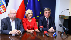 Przy stole wicemarszałek Renata Janik i przewodniczący Andrzej Pruś