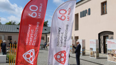 Dziedziniec Przed Ompio I Ustawiona Na Nim Wystawa