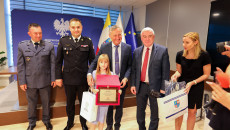 Do zdjęcia z pucharem pozuje 12-letnia Nikola z Buska wraz z samorządowcami i komendantami
