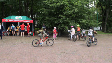 rowerzyści w parku miejskim