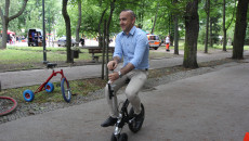 Piotr Kisiel jedzie na pionowym rowerze