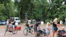 rowerzyści w parku miejskim