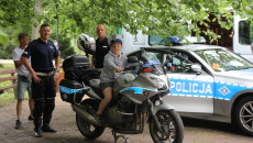 chłopiec na policyjnym motorze