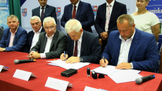 Jerzy Wrona I Przedstawiciel Firmy Wykonawczej Podpisują Umowę