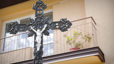 Krzyż z kapliczki na tle balkonu