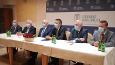 Marszałek Andrzej Bętkowski wraz z innymi pomysłodawcami siedzi przy stole konferencyjnym