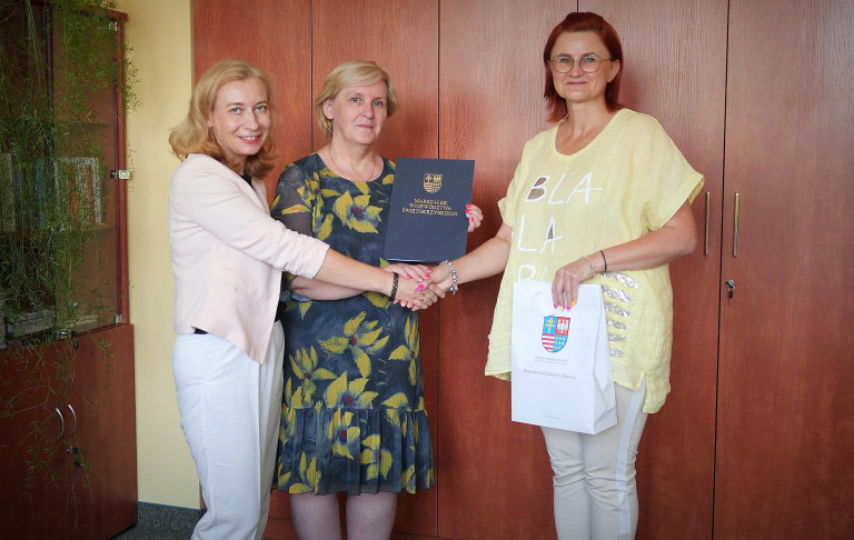 Dyrektor Bogumiła Nizołek Przekazuje Dokumenty Przedstawicielom Organizacji Pozarządowej